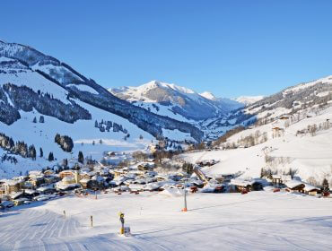 Blick auf das verschneite Saalbach Hinterglemm.