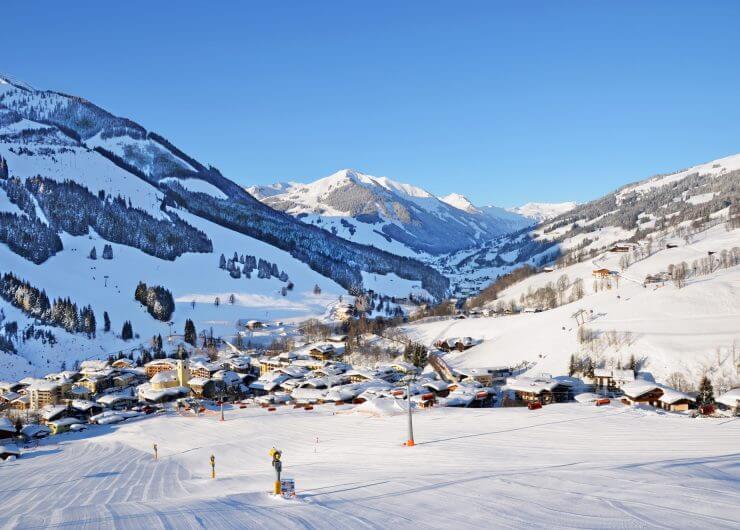 Blick auf das verschneite Saalbach Hinterglemm.