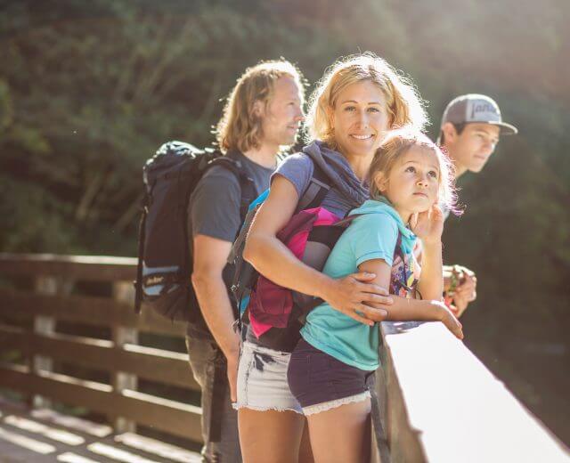 Familie bei einer Klammwanderung im Salzburger Saalachtal.