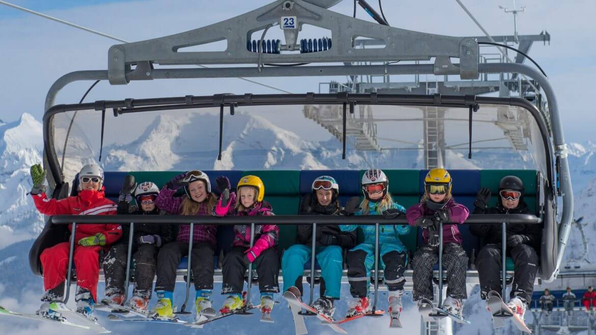 Sieben Kinder mit Skilehrerin auf der Schwarzeckbahn.