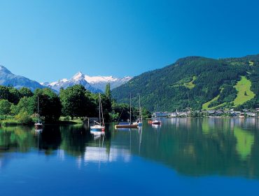 Blick auf den sommerlichen Zeller See mit Segelbooten.