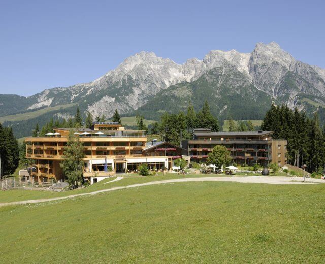 Bioparadies_Forsthofalm_Som Die Hotelanlage der Forsthofalm ibn Leogang im Sommer - im Hintergrund die Leoganger Steinberge