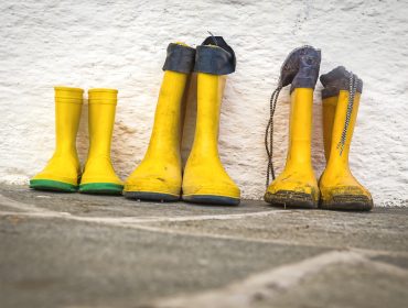 Drei Paar gelbe Gummistiefel