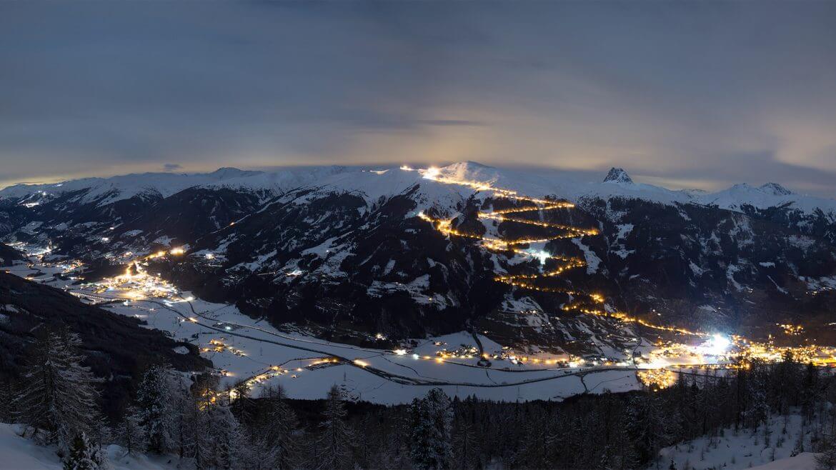 Blick auf die längste beleuchtete Rodelbahn der Welt.