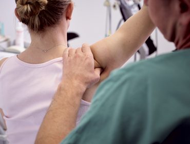 Frau bei einer Untersuchung des Bewegungsapparates