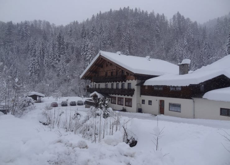 Winterstimmung beim tief verschneiten Friedlwirt