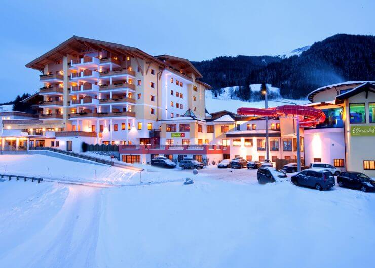 Hotelanlage Ellmahif im Winter, Abendstimmung