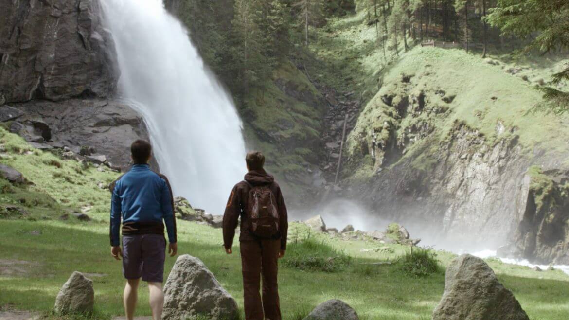Ein Pärchen atmet heilsame Wasserfall-Ionen ein