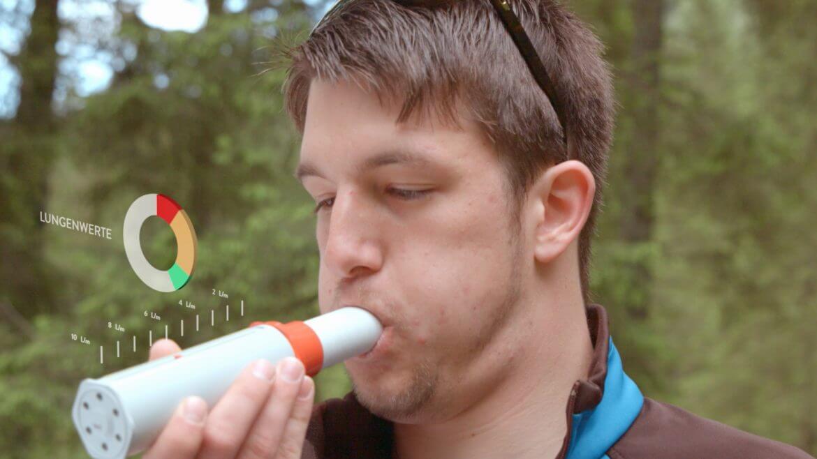 Mann testet das Ergebnis mit seinem Asthma-Spray