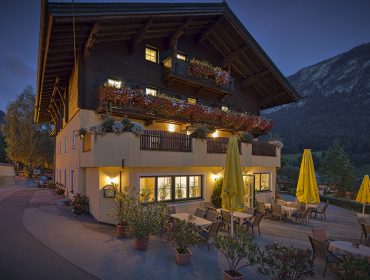 Kirchenwirt in der sommerlichen Abenddämmerung