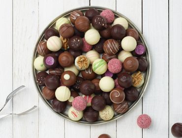 Pralinen Ein Teller voll bunter Pralinen