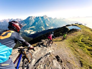 Biker vor der Kulisse des Asitz Speicherteichs.
