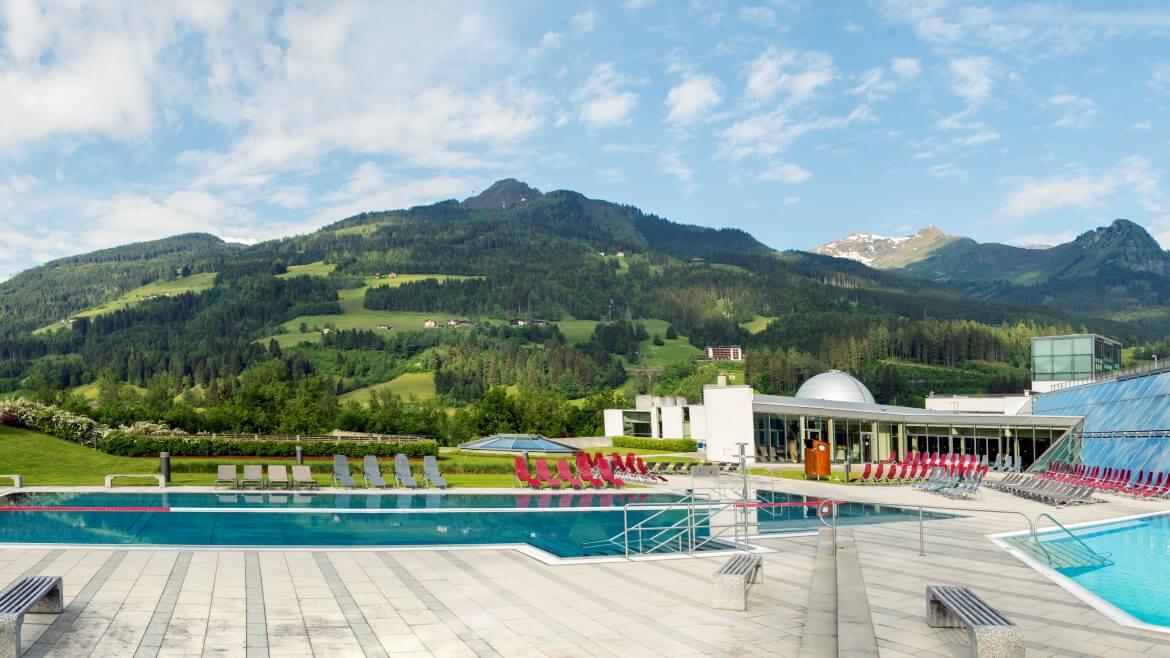 Außenansicht der Alpentherme Gastein