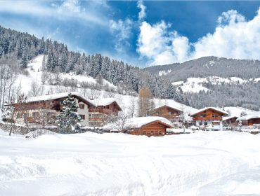 Verschneite Ferienhäuser der Sonnberg Ferienanlage