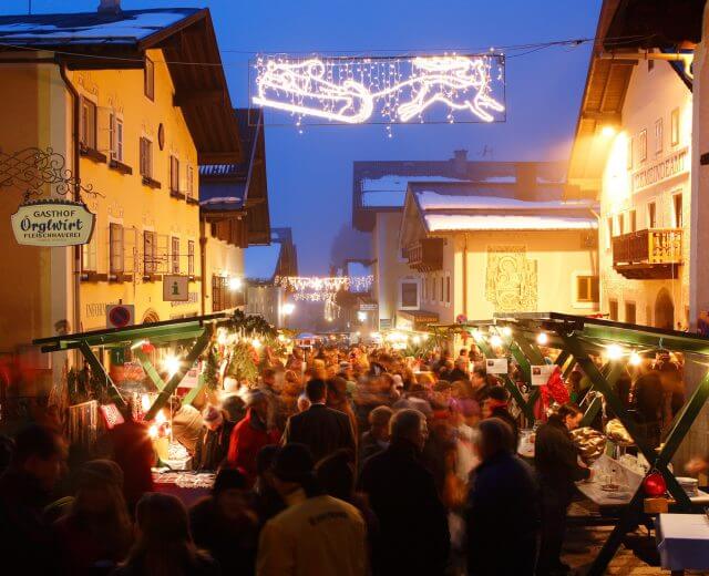 taxenbach-winter-advent Abendstimmung beim gut besuchten Adventmarkt in Taxenbach