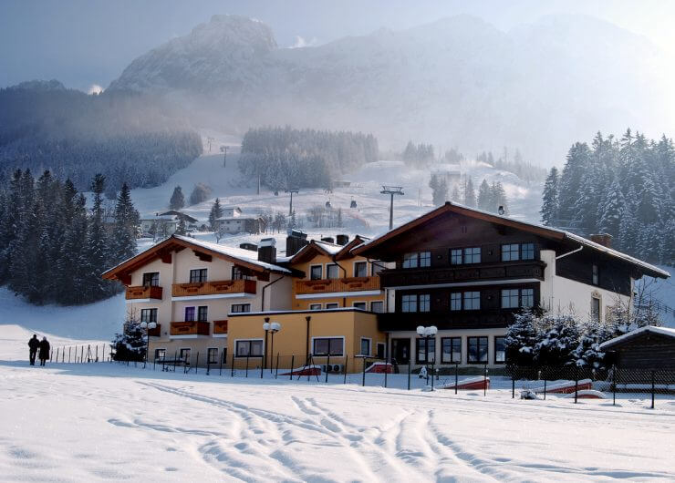 Hotel Traunstein direkt bei der Talstation der Bergbahnen Abtenau im Winter