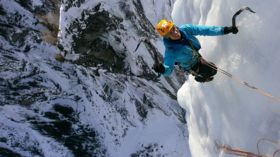 Wspinaczka po lodospadach czy zalodzonych skałach to sport dla zaawansowanych alpinistów.