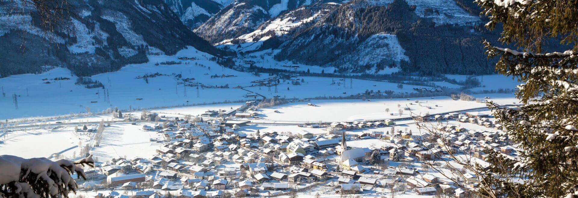 Blick auf das winterliche Uttendorf.