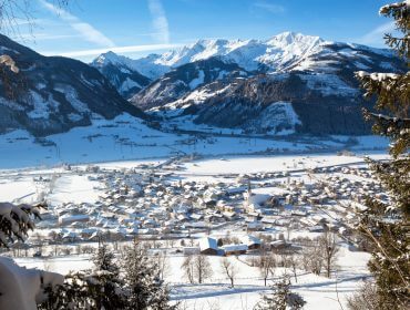 Blick auf das winterliche Uttendorf.