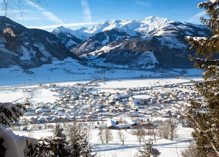 Blick auf das winterliche Uttendorf.