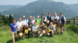 Almsommer einläuten auf der Lärchenhütte am Zwölferhorn (c) SLTG Franz Neumayr