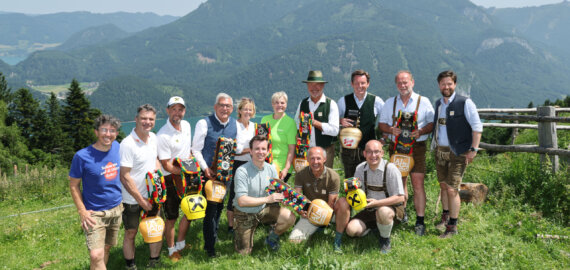 Almsommer einläuten auf der Lärchenhütte am Zwölferhorn (c) SLTG Franz Neumayr