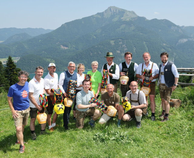 Almsommer einläuten auf der Lärchenhütte am Zwölferhorn (c) SLTG Franz Neumayr Almsommer einläuten auf der Lärchenhütte am Zwölferhorn (c) SLTG Franz Neumayr