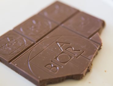 Angebrochene Schololadentafel miut dem BioArt Logo