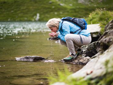 Alexandra Meissnitzer trinkt aus dem Twenger Almsee