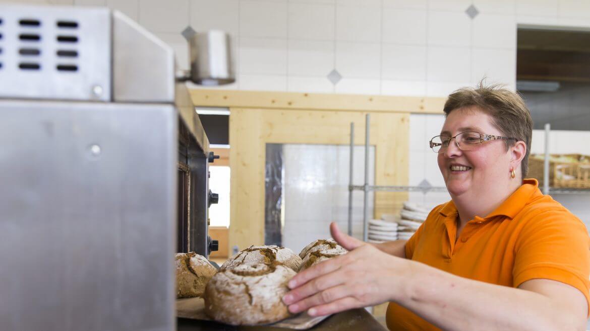 Brotlaibe werden frisch aus dem Ofen geholt