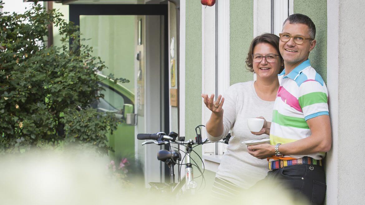 Die Gastgeber des Hotels zur Post vor dem Haus