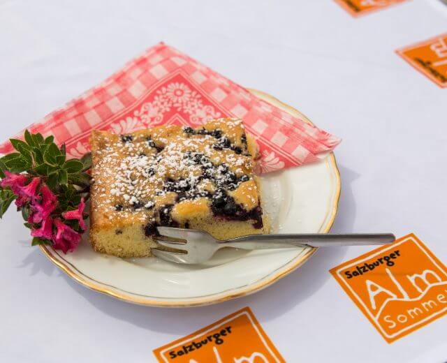 Der fertige Schwarzbeerkuchen von der Twenger Alm