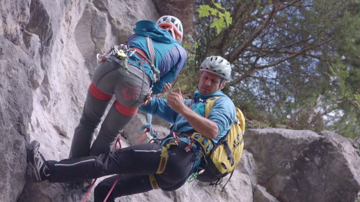 Frau wird bei einem Kletterunfall geborgen