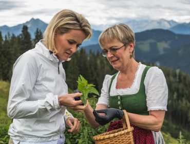 © SalzburgerLand Tourismus, Michael Groessinger, Alexandra Meissnitzer auf der Bürglalm
