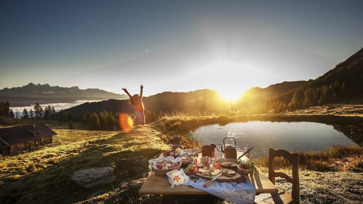 Perfekter Start in den Tag: Das Frühstücl auf der Alm ©Altenmarkt-Zauchensee Tourismus/Hans Huber Photos