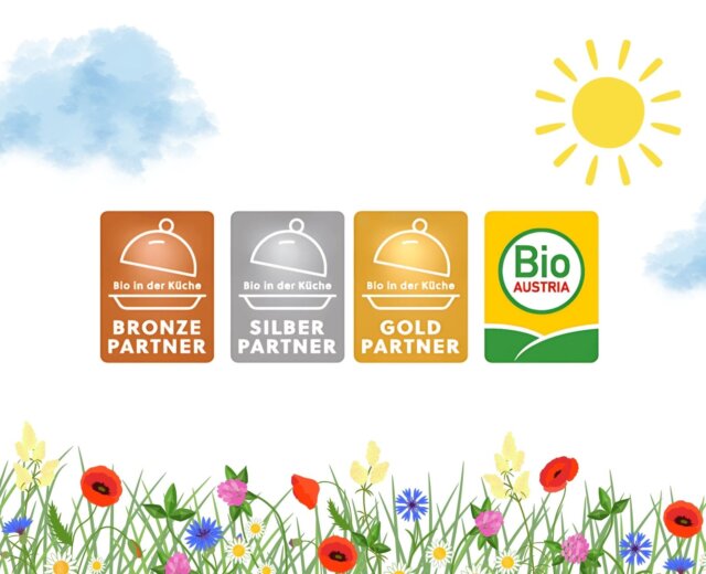 Vier Bio in der Küche-Partnerplaketten und ein Bio Austria-Logo über einem Feld mit Wildblumen, Wolken und einer Sonne.