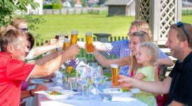 Echter Genuss und gemeinsames Feiern beim kulinarischen Stadtspaziergang in Altenmarkt-Zauchensee.
