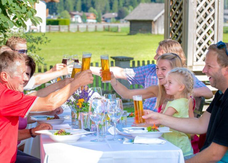 Echter Genuss und gemeinsames Feiern beim kulinarischen Stadtspaziergang in Altenmarkt-Zauchensee.