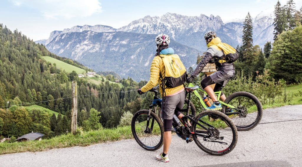 Pärchen auf Mountainbike im Salzburger Saalachtal