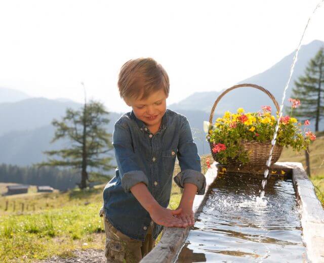 Junge am Wassetrog/brunnen Junge am Wassertrog