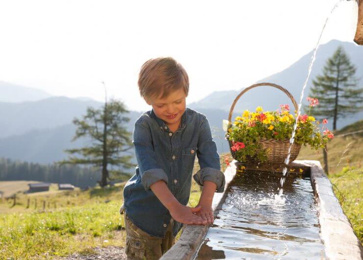 Junge am Wassertrog