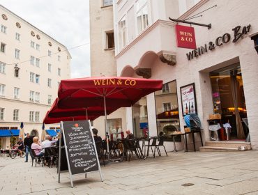Im Sommer lockt der edle Gastgarten.