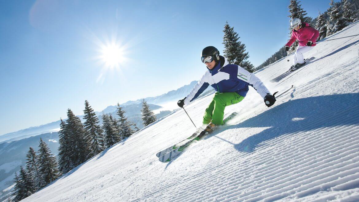Skifahrer auf Pulverschnee bei Sonnenschein