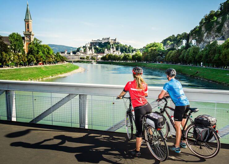 Pärchen beim Radfahren auf Brücke Pärchen beim Radfahren auf Brücke