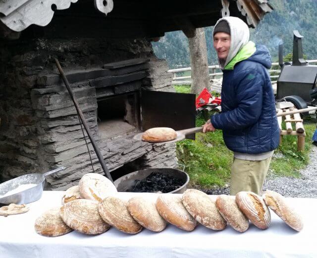 Entdecker-reisebloggerin-at-brotbacken-kalchkendlalm Salzburger Bauernherbst
