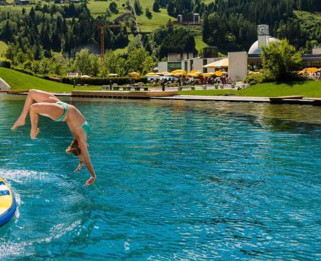 Sprung in den Thermalwasser Badesee