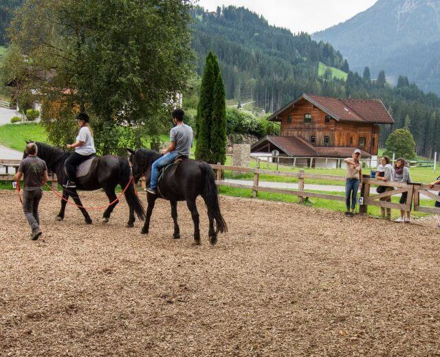 Entdecker-Fräulein-Flora Reiten bei Urlaub am Bauernhof
