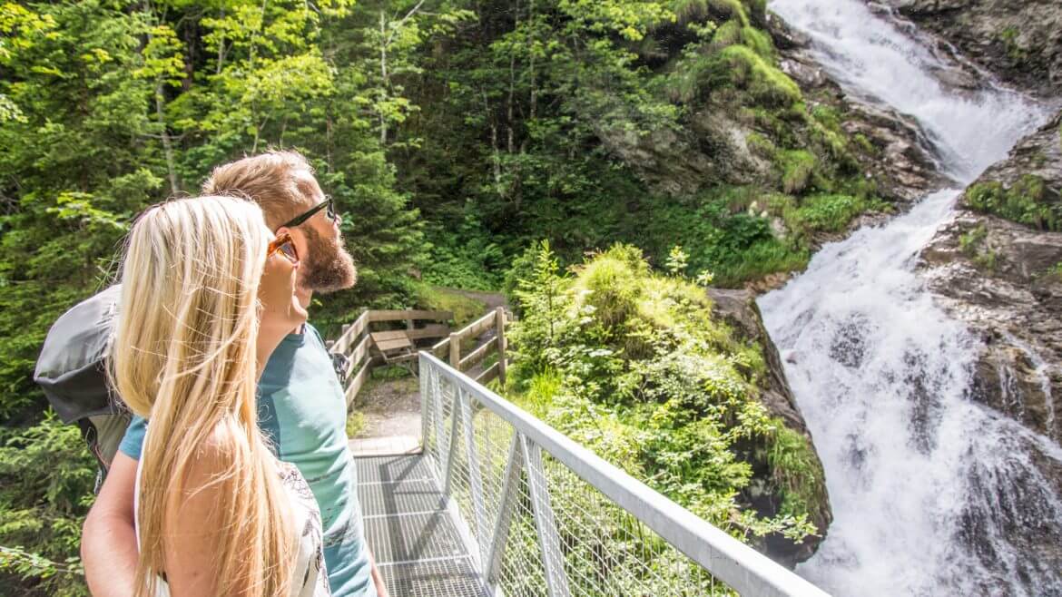 Pärchen vor dem Nepomukwasserfall in Fusch.