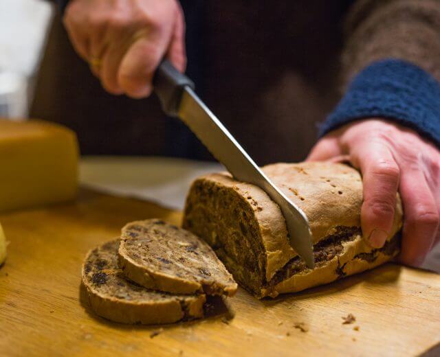 Resi Schafflinger schneidet das Kletzenbrot an Resi Schafflinger schneidet das Kletzenbrot an