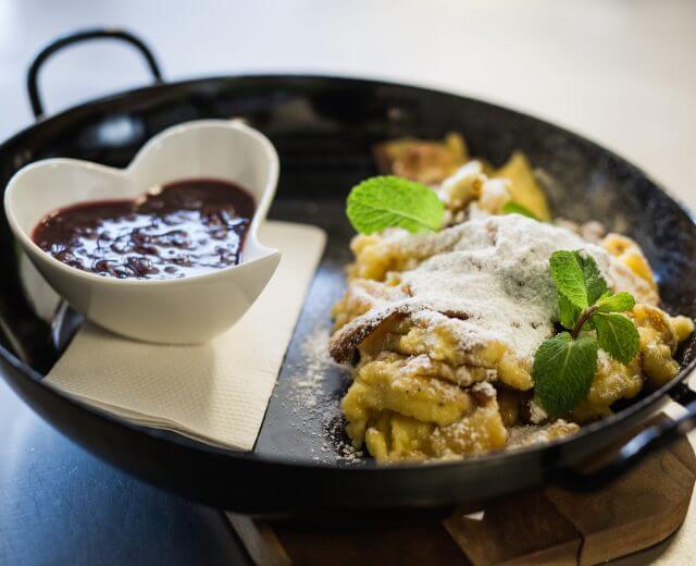 Fertiger Kaiserschmarren mit Puderzucker garniert